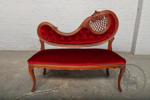 картинка Старинная итальянская скамейка с обивкой бордового цвета салоне старинных вещей "Шебби" являющийся официальным дистрибьютором в России и Беларуси