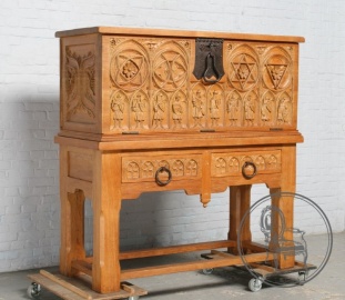 Старинный дубовый комод в готическом стиле код. BE4097203
