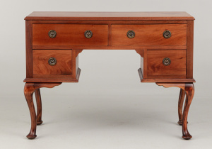 картинка Старинный письменный стол салоне старинных вещей "Шебби" являющийся официальным дистрибьютором в России и Беларуси