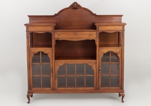 картинка Антикварный посудный шкаф с нижним остеклением салоне старинных вещей "Шебби" являющийся официальным дистрибьютором в России и Беларуси