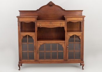 Антикварный посудный шкаф с нижним остеклением код. RM4099469