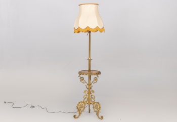 Старинный торшер с абажуром на опоре, выполненной в форме столика на бронзовых ножках код. RM4101369