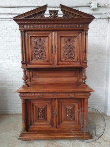 картинка Антикварный буфет из ореха салоне старинных вещей "Шебби" являющийся официальным дистрибьютором в России и Беларуси