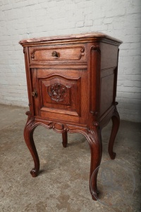 картинка Антикварная дубовая тумбочка с мраморной столешницей и резными опорами салоне старинных вещей "Шебби" являющийся официальным дистрибьютором в России и Беларуси