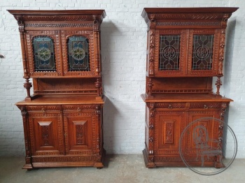 Пара антикварных буфетов в мехельском стиле с витражными стеклами код. BE4097641