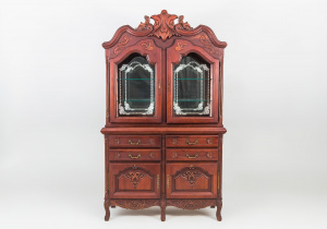 картинка Антикварный посудный шкаф салоне старинных вещей "Шебби" являющийся официальным дистрибьютором в России и Беларуси