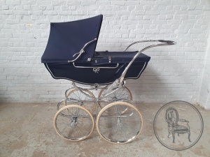 картинка Старинная детская коляска салоне старинных вещей "Шебби" являющийся официальным дистрибьютором в России и Беларуси