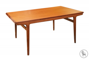 картинка Старинный стол салоне старинных вещей "Шебби" являющийся официальным дистрибьютором в России и Беларуси