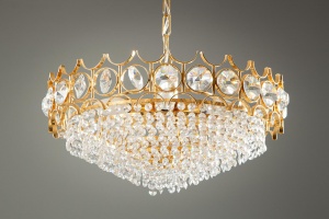 картинка Люстра в позолоченном корпусе с каскадом подвесок в виде кристаллов салоне старинных вещей "Шебби" являющийся официальным дистрибьютором в России и Беларуси
