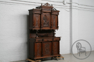 картинка Антикварный буфет в стиле эпохи Генриха II салоне старинных вещей "Шебби" являющийся официальным дистрибьютором в России и Беларуси