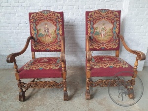 картинка Антикварная пара ореховых кресел с гобеленами салоне старинных вещей "Шебби" являющийся официальным дистрибьютором в России и Беларуси