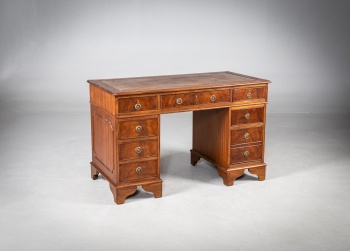 Старинный английский двухтумбовый письменный стол (pedestal desk) в викторианском стиле код.&nbsp;RM4165880