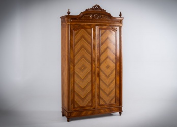 Старинный шкаф с фигурным навершием, декорированным изысканной резьбой код. RM4165359