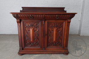 картинка Антикварный комод салоне старинных вещей "Шебби" являющийся официальным дистрибьютором в России и Беларуси