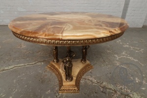 картинка Старинный кофейный столик с отделкой из оникса и античными фигурами у подножья салоне старинных вещей "Шебби" являющийся официальным дистрибьютором в России и Беларуси
