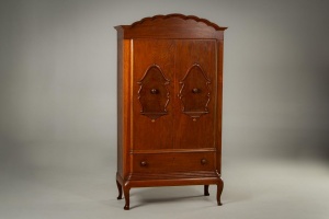 картинка Старинный дубовый шкаф салоне старинных вещей "Шебби" являющийся официальным дистрибьютором в России и Беларуси