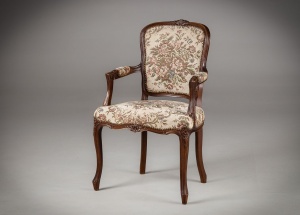 картинка Старинное кресло на изогнутых ножках, декорированное резьбой салоне старинных вещей "Шебби" являющийся официальным дистрибьютором в России и Беларуси