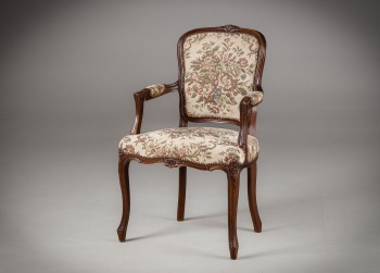 Старинное кресло на изогнутых ножках, декорированное резьбой код.&nbsp;RM4142417