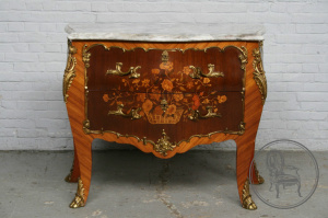 картинка Антикварный комод с маркетри и бронзовыми накладками салоне старинных вещей "Шебби" являющийся официальным дистрибьютором в России и Беларуси