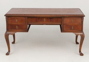 картинка Старинный письменный стол салоне старинных вещей "Шебби" являющийся официальным дистрибьютором в России и Беларуси