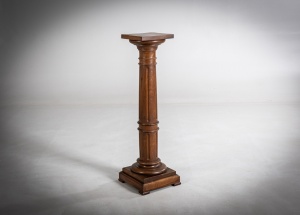 картинка Антикварная колонна (пьедестал) в стиле Людовика XVI салоне старинных вещей "Шебби" являющийся официальным дистрибьютором в России и Беларуси