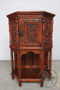 картинка Антикварный комод салоне старинных вещей "Шебби" являющийся официальным дистрибьютором в России и Беларуси