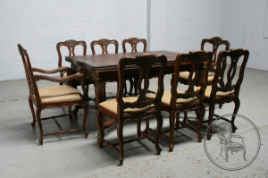 картинка Антикварный стол и стулья (8 шт.) в рокайльном стиле салоне старинных вещей "Шебби" являющийся официальным дистрибьютором в России и Беларуси