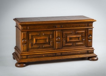 Антикварный массивный комод с глубокой геометрической резьбой на фасадах код.&nbsp;RM4165243