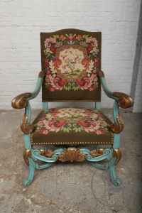 картинка Старинное кресло в стиле Людовика XV с обивкой из гобелена с растительном узором салоне старинных вещей "Шебби" являющийся официальным дистрибьютором в России и Беларуси