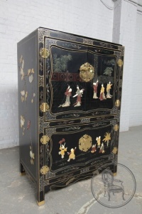 картинка Старинный комод в ориентальном стиле с росписью и инскрустацией салоне старинных вещей "Шебби" являющийся официальным дистрибьютором в России и Беларуси