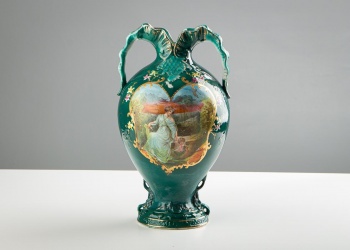 Старинная ваза из фарфора с рельефными декоративными элементами и изображением сцены с фигурами и пейзажем код.&nbsp;RM4113545