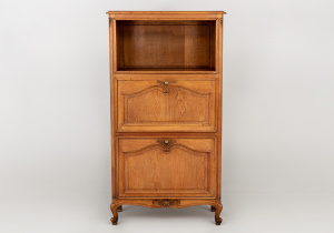 картинка Старинный посудный шкаф салоне старинных вещей "Шебби" являющийся официальным дистрибьютором в России и Беларуси