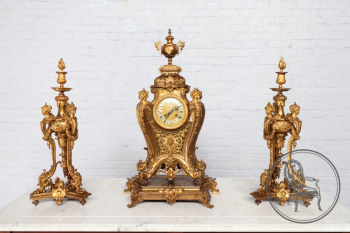 Антикварные каминные часы с канделябрами с надписью на циферблате Emile Colin код. BE11480