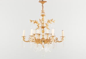 картинка Старинная люстра из латуни, декорированная хрустальными подвесками салоне старинных вещей "Шебби" являющийся официальным дистрибьютором в России и Беларуси