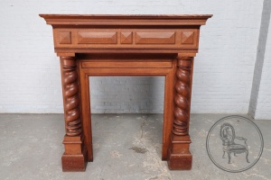 картинка Антикварный портал для камина с витыми колоннами салоне старинных вещей "Шебби" являющийся официальным дистрибьютором в России и Беларуси