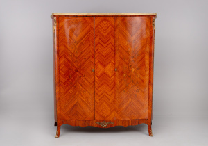 картинка Антикварный шкаф салоне старинных вещей "Шебби" являющийся официальным дистрибьютором в России и Беларуси