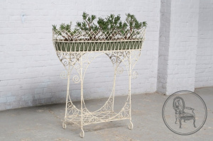 картинка Антикварная подставка для цветов салоне старинных вещей "Шебби" являющийся официальным дистрибьютором в России и Беларуси