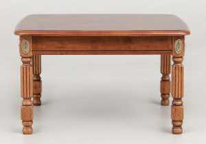 картинка Cтаринный кофейный столик салоне старинных вещей "Шебби" являющийся официальным дистрибьютором в России и Беларуси