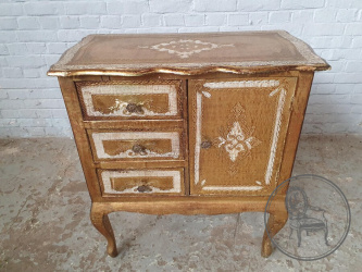 Старинный комод в стиле Рококо с ажурной резьбой код. BE3259481