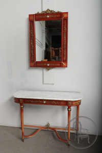 картинка Старинный консольный столик с зеркалом салоне старинных вещей "Шебби" являющийся официальным дистрибьютором в России и Беларуси