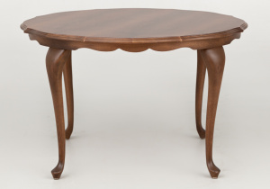 картинка Старинный столик салоне старинных вещей "Шебби" являющийся официальным дистрибьютором в России и Беларуси