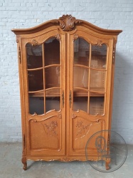 Антикварный шкаф-витрина из дуба с резьбой код. BE4165519