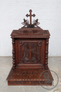 картинка Антикварная трибуна салоне старинных вещей "Шебби" являющийся официальным дистрибьютором в России и Беларуси