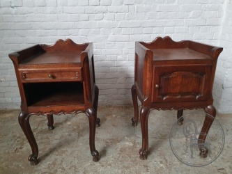 Антикварные прикроватные дубовые тумбочки с фигурными опорами код. BE4096910