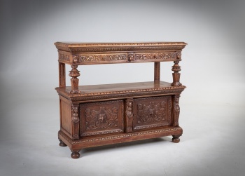 Антикварный буфет с верхней полкой для посуды, декорированный изысканной резьбой код.&nbsp;RM4165717