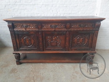 Антикварный комод из дуба с резьбой с геральдическими элементами код. BE4164431