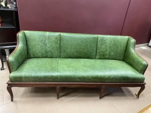 картинка Старинный кожаный комплект диван и два кресла салоне старинных вещей "Шебби" являющийся официальным дистрибьютором в России и Беларуси