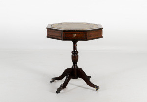 картинка Старинный столик салоне старинных вещей "Шебби" являющийся официальным дистрибьютором в России и Беларуси