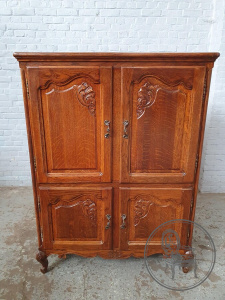 картинка Старинный шкаф для одежды из дуба салоне старинных вещей "Шебби" являющийся официальным дистрибьютором в России и Беларуси