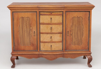 Старинный комод на гнутых ножках, декорированных в виде львиных лап код. RM4100824